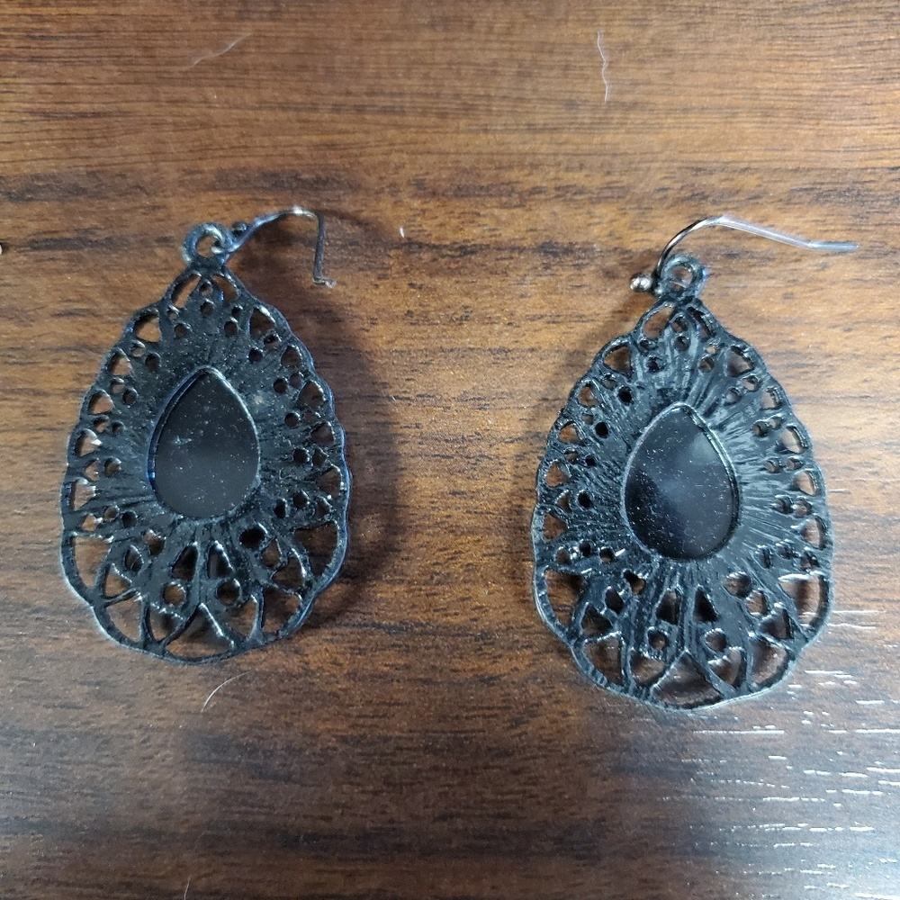 Earings - Picture 2 of 2